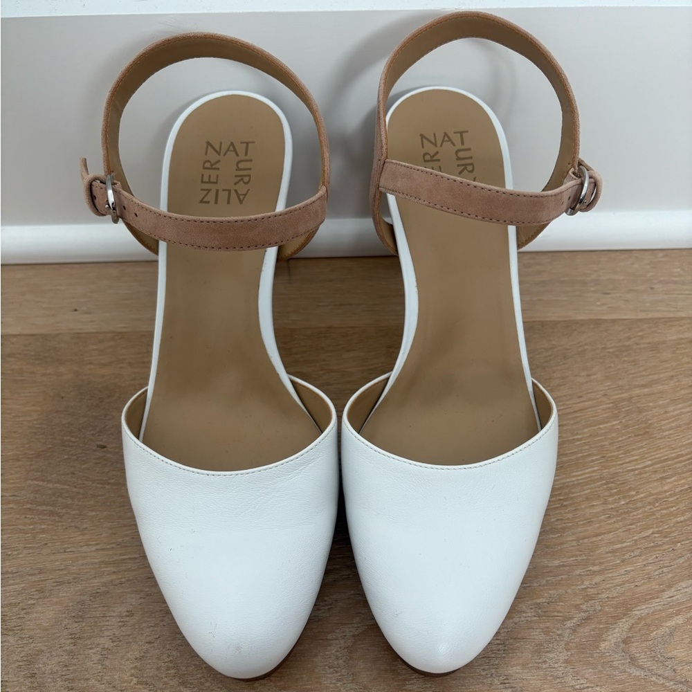 Naturalizer size 9 WIDE White Leather Heels
